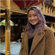 English tutor using creative and encouraging teaching approach for children